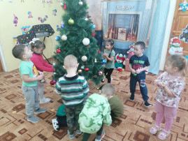 Предновогодние творческие работы детей средней группы Предновогодние творческие работы детей средней группы.