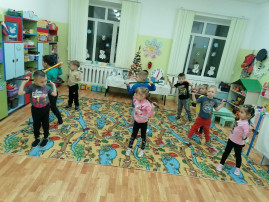 Зарядка в средней группе Зарядка в средней группе.